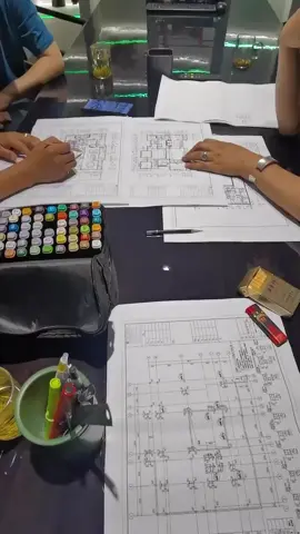 今天上午在会议室开会，和公司的几个管理人员一起讨论图纸细节和一些需要注意的细节 #办公室 #会议#图纸