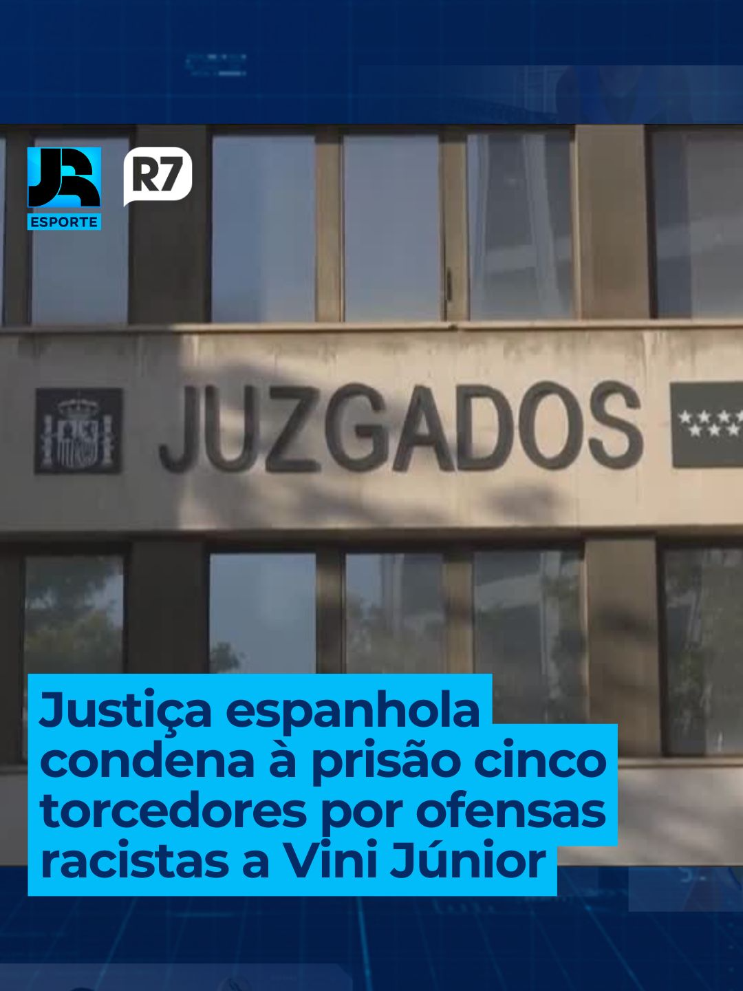 A Justiça da Espanha confirmou, nesta quarta-feira (21), a condenação de cinco torcedores a um ano de prisão por ofensas racistas contra o brasileiro Vinícius Júnior. O crime aconteceu na partida entre Valladolid e Real Madrid, pelo campeonato espanhol, em dezembro de 2022. Essa foi a primeira vez que um ataque racista foi julgado como crime de ódio na Espanha. Apesar da pena de um ano, os cinco torcedores não ficarão presos. Segundo a Justiça espanhola, condenações de até dois anos por crimes não violentos são revertidas em penas alternativas. Os torcedores vão ter que pagar uma multa equivalente a R$ 10 mil e estão proibidos de frequentar estádios por três anos.  👉 Veja essa e outras notícias em R7.com/JornalDaRecord/ #JornalDaRecord #JR24H