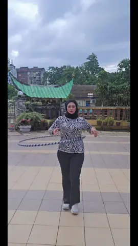 Nenek @nagaemas9681  tak buli mmg bukan nenek kan🤭kuat lagi nenek tokan² keluar....Tkasih nenek tak pernah berkira² menekan²...semoga terus dimewahkn rezekinya dan dikurniakan kesihatan yg baik rohani dan jasmaninya.. 🤲🤲🤲🐲🐉#tiktokdance #TikTokFitness #TiktokChallenge #Tranding #SahabatTiktok #syukurselalu   #CapCut 