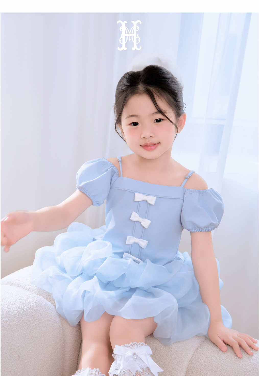 𝘼𝙧𝙞𝙖 𝐃𝐫𝐞𝐬𝐬 | 𝙅𝙤𝙡𝙞𝙚 𝙏𝙬𝙞𝙧𝙡 𝘾𝙤𝙡𝙡𝙚𝙘𝙩𝙞𝙤𝙣 | 𝘽𝙮 𝙃𝙤𝙢𝙞 𝘽𝙖𝙗𝙮 𝙃𝙤𝙪𝙨𝙚 Aria Dress - Nhẹ như mây, ngọt ngào như cổ tích, chiếc váy xanh trong vắt ấy ôm trọn vẻ dịu dàng và tinh khôi của tuổi thơ. 