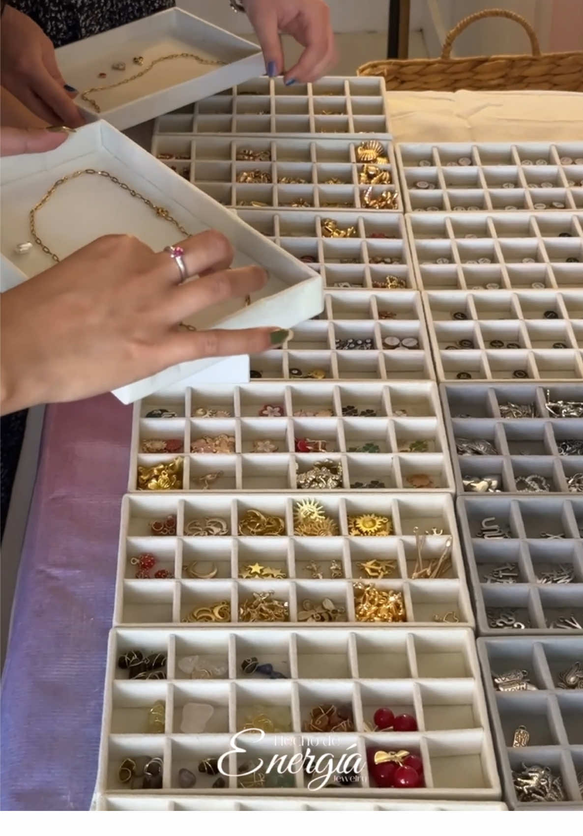 Un poquito de lo que fue nuestro mágico Charm Lab🫧🪩💓💐 #charmbar #emprendimiento #joyeria #charms #fyp #ciudadjuarez #Vlog #charmparty #necklaces #foryoupage 