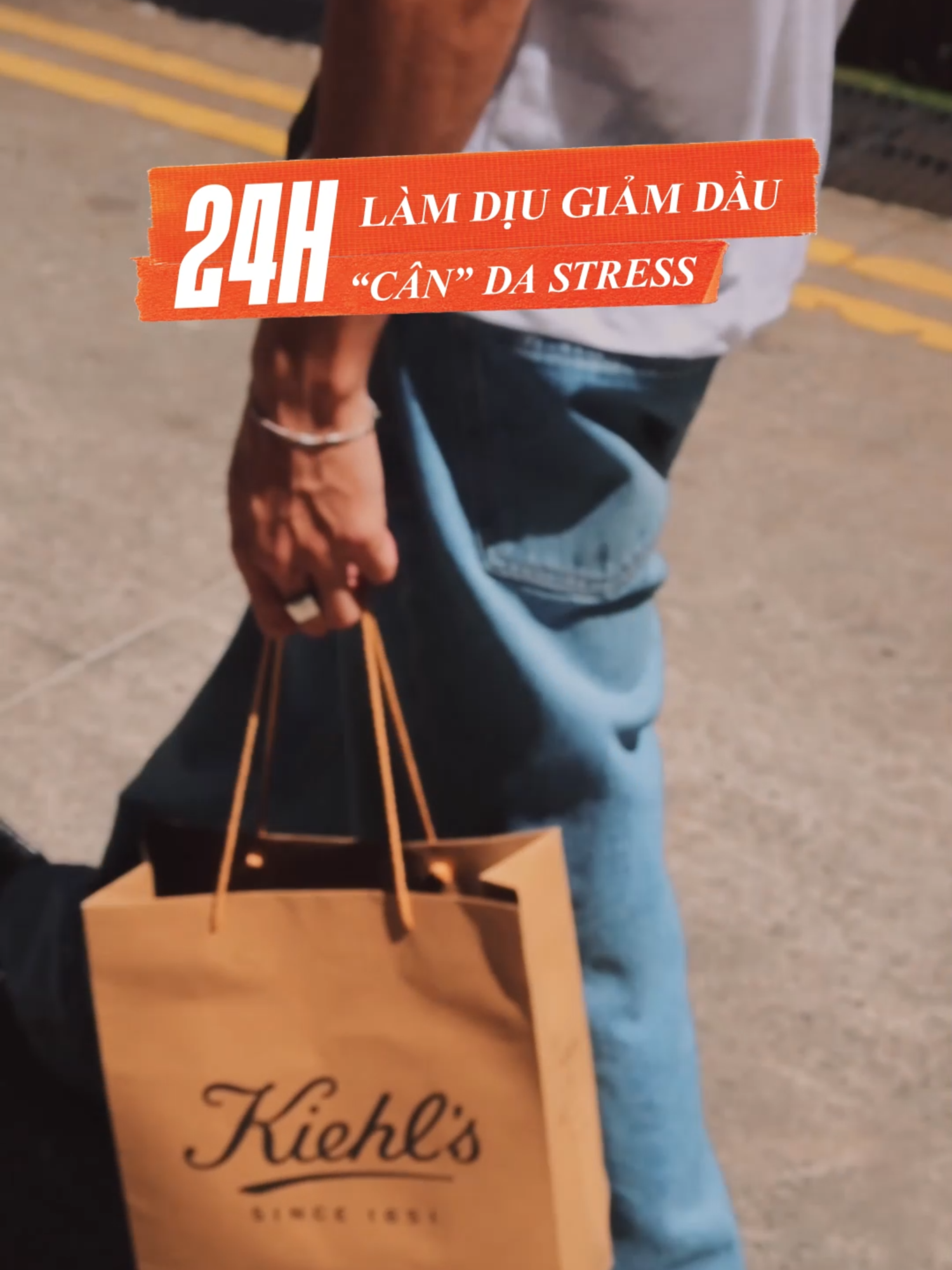 🌼 SỨC MẠNH KÉP TỪ HOA CÚC 24H LÀM DỊU GIẢM DẦU 24H “CÂN” DA STRESS Deadlines dí sát, lịch học – lịch làm rối tung trộn vào nhau, skincare đều đặn nhưng làm sạch chưa đúng cách, ngủ ngày cày đêm… Tất cả khiến da stress, dễ kích ứng, mụn ồ ạt, bóng dầu không kiểm soát 😫 💛 Hãy để sức mạnh kép từ Bộ đôi Hoa Cúc giúp bạn “cân” mọi stress suốt 24 giờ! 🌼 Bước 1: Làm sạch sâu cùng Sữa Rửa Mặt Hoa Cúc Chiết xuất từ hoa cúc kết hợp kết cấu gel tạo bọt mịn, nhẹ nhàng lấy sạch bụi bẩn, bã nhờn mà vẫn giữ được độ ẩm cho da. ➣ 97% đồng ý sạch sâu bụi bẩn, bã nhờn ➣ 95% cảm thấy không khô căng, không bóng nhờn 🌼 Bước 2: Làm dịu tức thì cùng Toner Hoa Cúc KHÔNG CỒN Chứa cánh hoa cúc thật, giúp cân bằng pH, làm dịu da nhạy cảm, mẩn đỏ và kiểm soát dầu thừa. ➣ 92% đồng ý làm dịu da tức thì ➣ 48% giảm mụn hiệu quả Chỉ với 2 bước, Bộ đôi Hoa Cúc Kiehl’s giúp bạn “detox” làn da căng thẳng hiệu quả! Còn chờ gì nữa, thử ngay thôi nào 🌼 📸 #KiehlsPartner : @hgxlong  #kiehls #KiehlsVietnam #BodoiHoacuc #24HLamDiuGiamDau #24HCanDaStress #Skincare #calendula #Calendulatoner #kiehlstoner