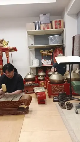 Latihan Gendhing Talu bersama pengrawit asli Amerika di SDSU, untuk Pentas Wayang Kulit gaya Surakarta.  #sandiegostateuniversity #SDSU #tradisi #karawitan #shadowplay #shadowpuppet #puppet #wayangkulit #wayang #seni #sandiego #usa #gendhingjawa #gamelan #gamelanjawa #budaya #budayajawa  #fyp 