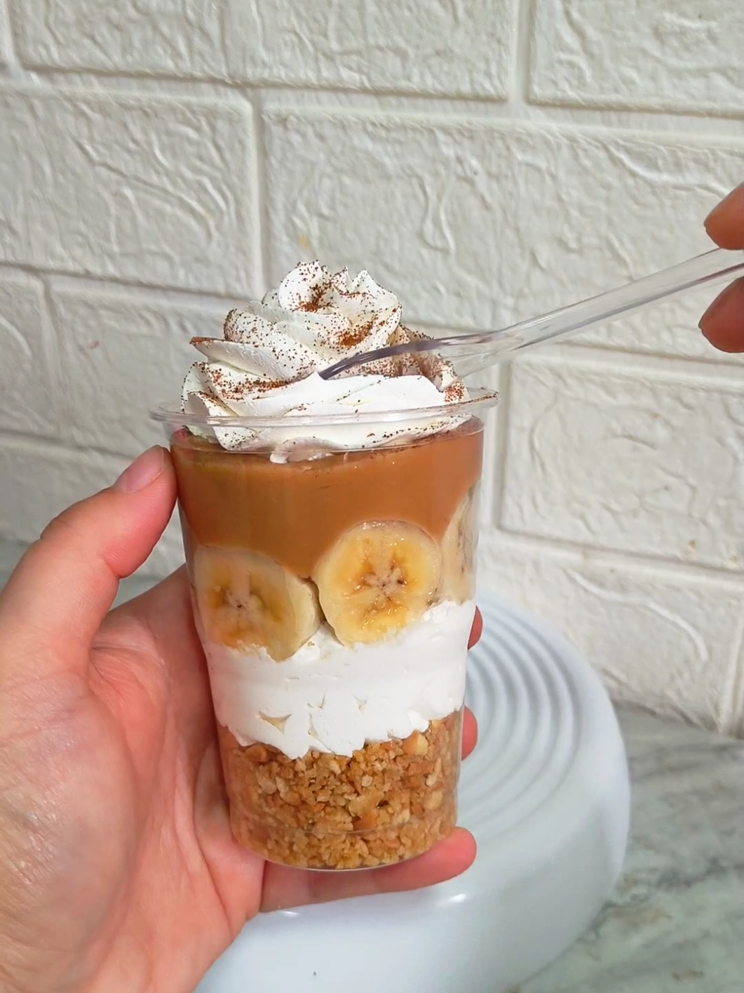 Essa banoffe no copo 🤌🏻🤎 isso que eu chamo de Copo da Felicidade 😋 . . . . #copodafelicidade #banoffe #confeitariadesucesso #comosefaz #receita #ajudandocontaspequenas #empreendedorismo #ideiasincriveis #joaopessoa #jampa 