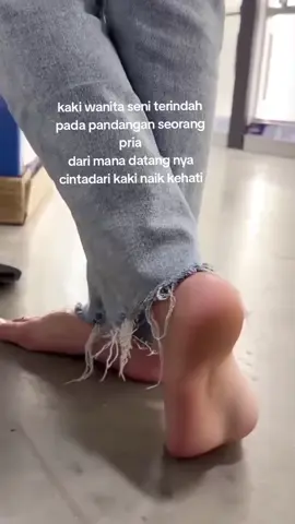 keindahan keangunan wanita yang dilihat dari kakinya