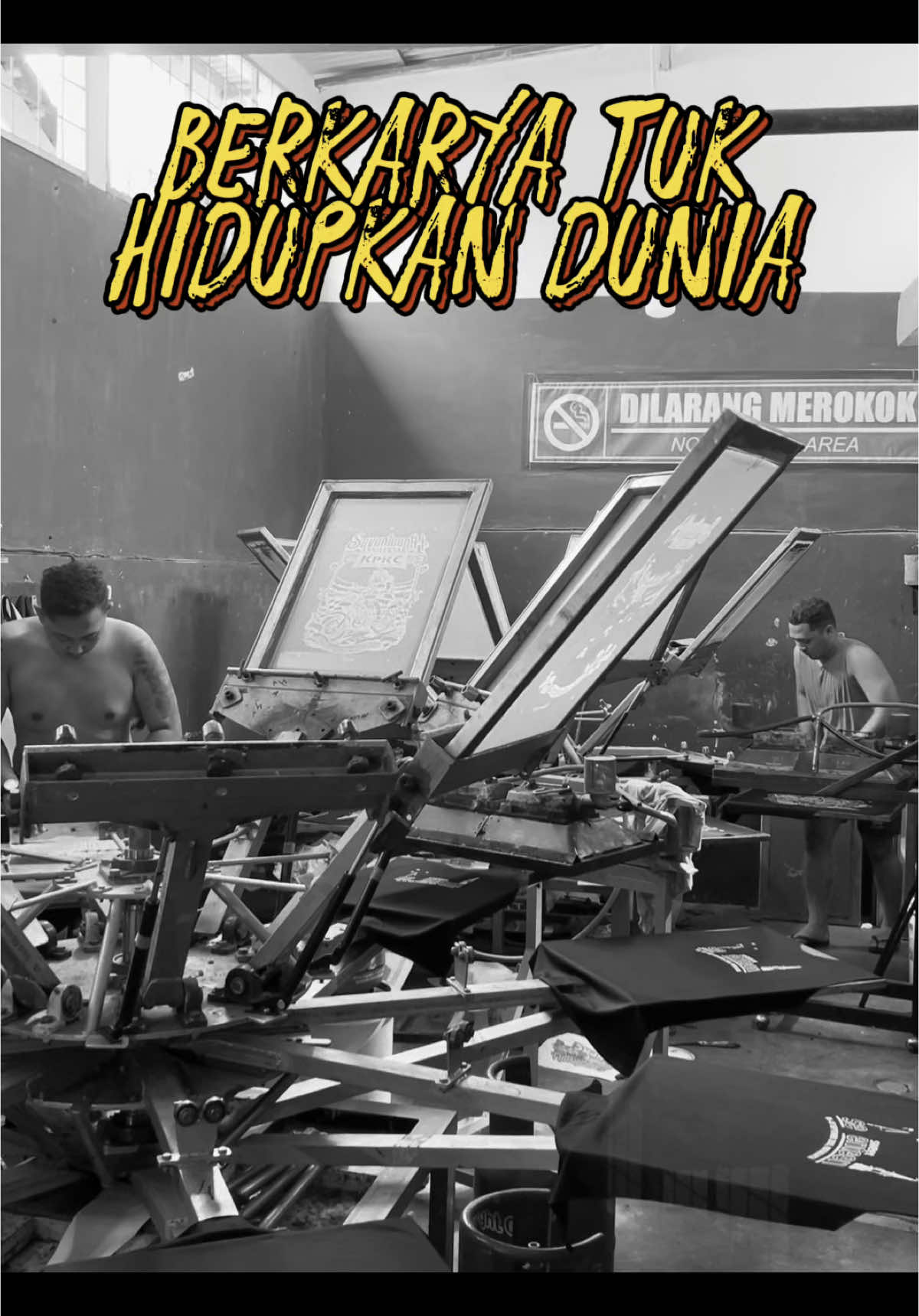 Dulu, kami hanyalah sekelompok orang yang dipertemukan oleh jalanan berlatar belakang berbeda, dengan luka dan cerita masing-masing. Tapi satu yang sama, kami semua ingin hidup yang lebih layak. Terima kasih untuk kalian,sahabat, keluarga, tim, dan semua yang peduli. Berkat kalian, mimpi itu mulai nyata. Back to back, kami terus bergerak, bukan hanya untuk diri sendiri, tapi juga untuk mereka: anak jalanan, yang putus sekolah, para pengoplo, dan siapa pun yang pernah kehilangan arah. Sudah hampir 10 tahun kami berjalan bersama mereka. Beberapa kini sudah punya usahanya sendiri: jualan pulsa, buka warung makan, sablon, bikin brand, jadi konten kreator, buka bengkel, usaha jahit, sampai jadi desainer. Kami bukan datang untuk mengikat mereka, apalagi memperbudak. Kami hanya ingin jadi jembatan,wadah sementara sampai mereka bisa berdiri sendiri. Karena hidup layak itu hak semua orang. Untuk para pengusaha yang sudah membuka pintu dan memberi kesempatan kerja untuk mereka,kami ucapkan terima kasih yang sebesar-besarnya. Tapi izinkan kami juga mengingatkan: berikanlah upah yang layak. Jangan manfaatkan keterbatasan mereka. Berikan ilmu, berikan kepercayaan. Karena mereka bukan beban. Mereka hanya butuh kesempatan. #KamiBukanPengemis #LukaNegara #DesaLukaNegara #PunksNotDead #MaximaxApparel 