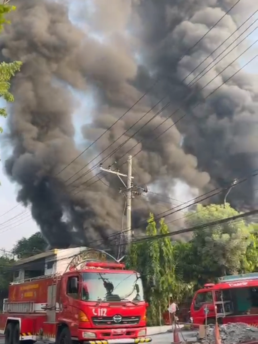 Kebakaran sebuah gudang kemiri di Jl. Sultan Iskandar Muda. #firefighter #fireandrescue #pemadamkebakaran #damkar #damkarindonesia #damkarsurabaya #fyp #kebakaran 