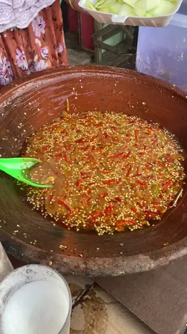Mangga muda+petis lumerr🤤yakin nih gak ngiler🔥🤣#makananviral #cabe #maduraviral #fyppalengaanlaok #fypシ゚viral #rujakserut #makananpedas #pamekasan 