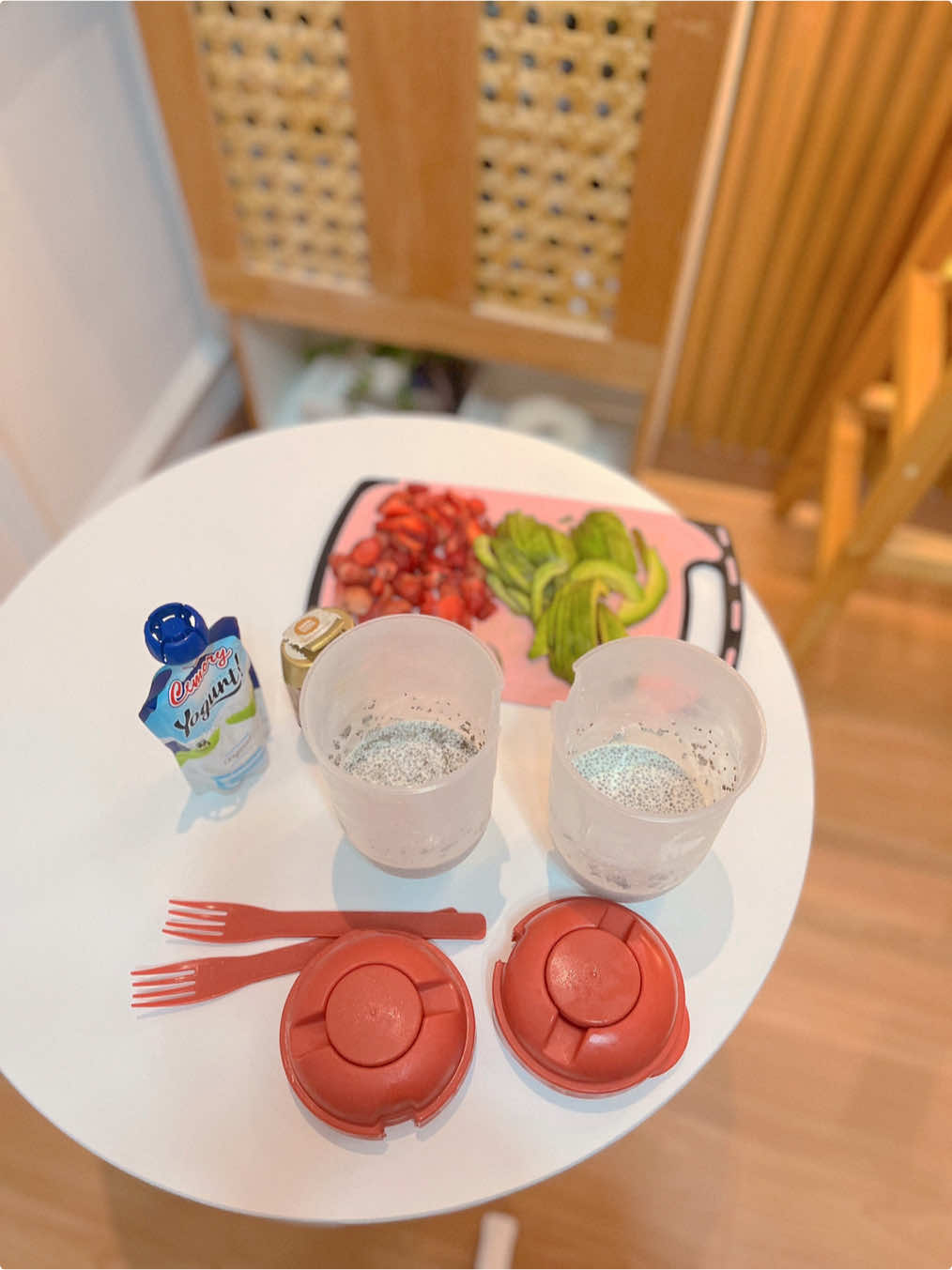 Chia seeds pudding cemilan sehat cocok untuk diet 👌🏻 Bahan :  Chia seed Fresh milk Buah optional (strawberry & alpukat) Madu Yogurt Cara pembuatan : campurkan chia seed dan fresh milk, kemudian diamkan dikulkas min 1 jam. Untuk tempat chia puddingnya aku pakai Salad Jar Portable dari @Daru Living karena komponennya sudah lengkap ada garpu dan tempat dressing. Jadi selain untuk chia seed pudding bisa digunakan untuk salad buah atau sayur. Kemasannya portable bisa untuk bekal juga,  Salad spinner juga aku sering pakai sehingga proses pembuatan salad lebih sat set. Gak perlu tunggu lama buah/sayur kering setelah dicuci.  #chiaseedpudding #chiaseedspudding #saladspinner #saladbuah #saladjar #daruliving #cemilnsehat #cemilandiet 