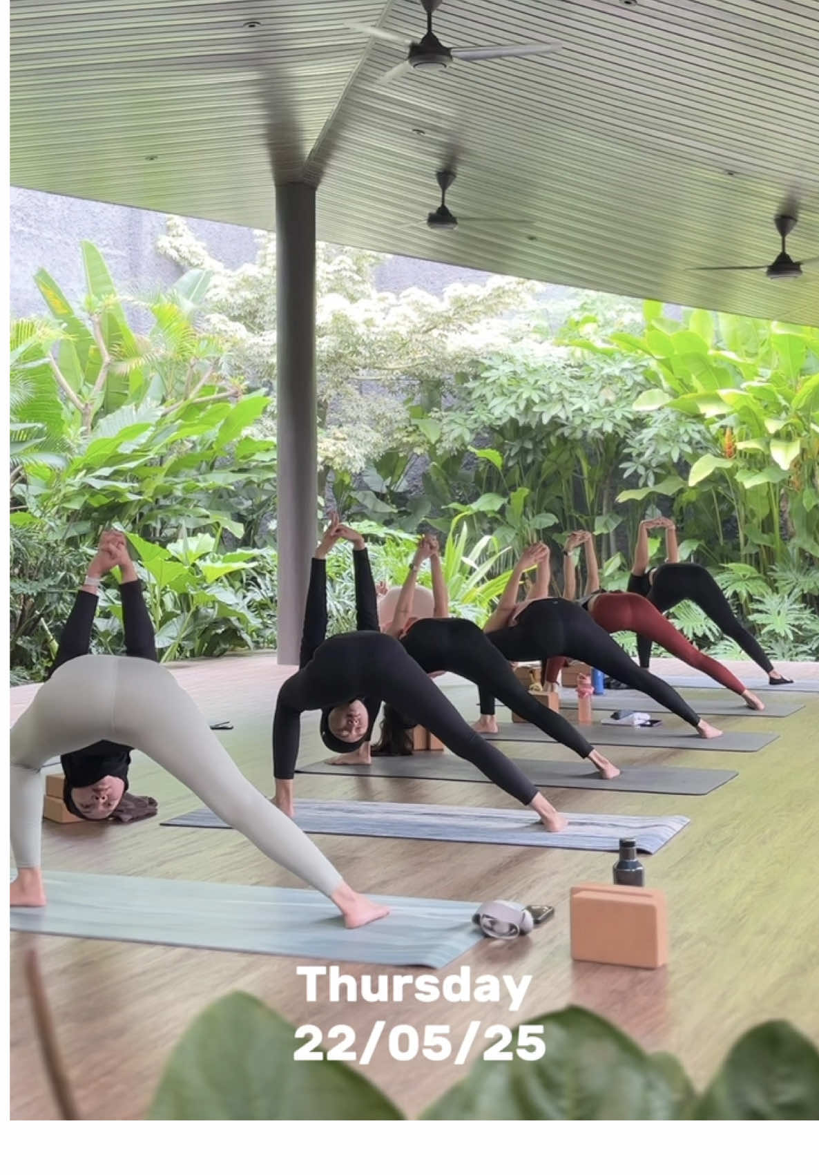 ✨Energy Boost Vinyasa✨ ✨With Traviata✨ SAMASTHA #samastha #samastha_id #fyp #yogajakartaselatan #poseyoga #yogatok #studioyoga #yogapose 