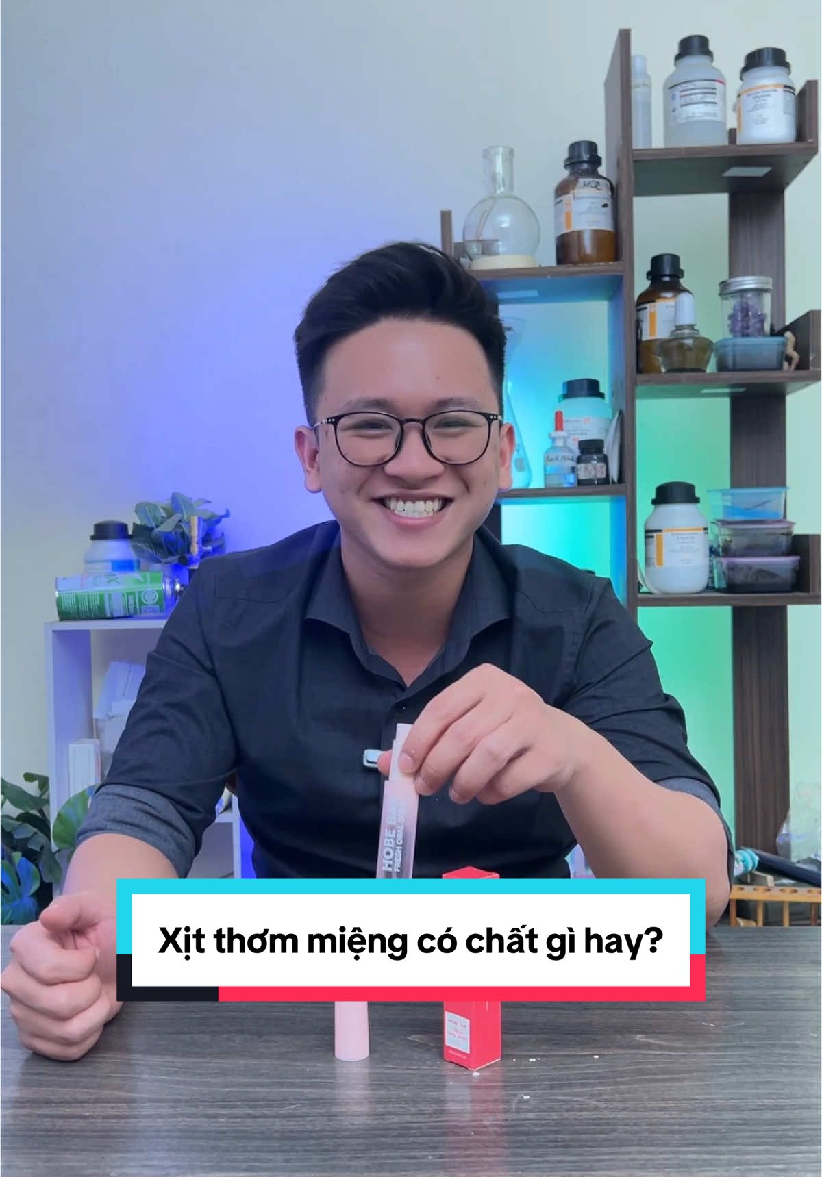 Nói chuyện với camera còn phải xịt thơm miệng nữa là🤣 #thaygiaongaohoa #LearnOnTikTok #hobebar #xitthommieng 