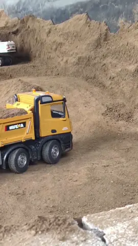 RC dumptruck huina 1536