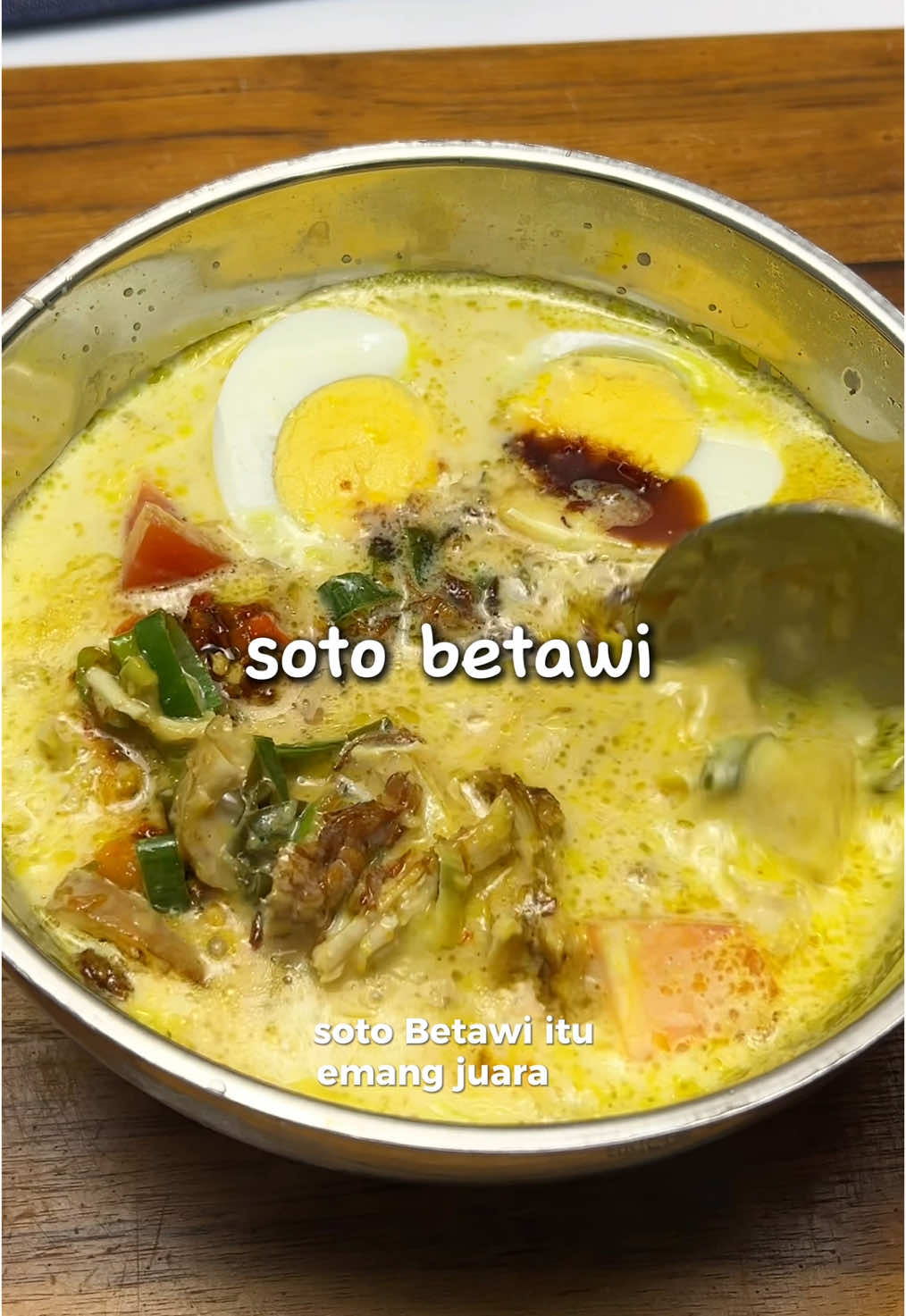 Soto Betawi versi ayam ini nggak pakai santan, tapi tetap creamy dan gurih—berkat susu full cream & evaporasi 😌 Lebih ringan, lebih sehat, tapi rasa? Masih layak duduk di tahta tertinggi soto 🍲👑 Buat yang kangen masakan rumah tapi pengen versi yang lebih bersahabat buat perut — ini wajib dicoba! 📝 Save dulu resepnya, siapa tau besok bingung mau masak apa… Kalian tim santan atau susu nih kalau soal soto? 👇 #soto #sotobetawi #sotokuahsusu #makanankuah #resepsimple #resepsimple #reseptiktok #fyppppppppppppppppppppppp 