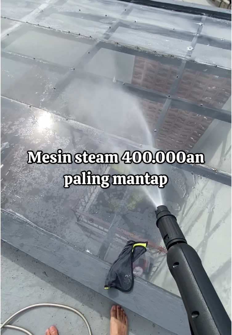 Pas banget buat bersihin atap kaca/fiber 💦 . #fyp #fyppppppppppppppppppppppp #cucisteam #alatsteam #soarfly #atapkaca #kanopikaca #atapsolartuff #solarflat 