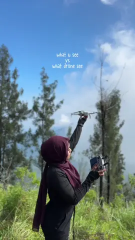 Di puncak Kawinajang, waktu seakan berhenti. Semua lelah terbayar dengan pemandangan yang memaksa hati berbisik: 'Inilah mengapa aku terus mendaki. Drone by kak @nara #kawinadjangviabendosari #kawinandjang2651 #pujon #pendakiindonesia #Hiking 