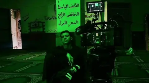 عارفين (فَلَمَّا نَسُوا مَا ذُكِّرُوا بِهِ).. إيه اللي حصل؟ مش عاقبناهم؟ ولا أخذناهم؟ ولا أهلكناهم؟  - لاء دا.. (فَتَحْنَا عَلَيْهِمْ أَبْوَابَ كُلِّ شَىْءٍ) كل ملذَّات الدنيا معاهم.. عكس المُتوقع تمامًا! وبعدين؟ (حَتَّىٰ إِذَا فَرِحُوا بِمَا أُوتُوا أَخَذْنَاهُم بَغْتَةً فَإِذَا هُم مُّبْلِسُونَ) أخذناهم فجأة.. يا الله! #قرآن كريم