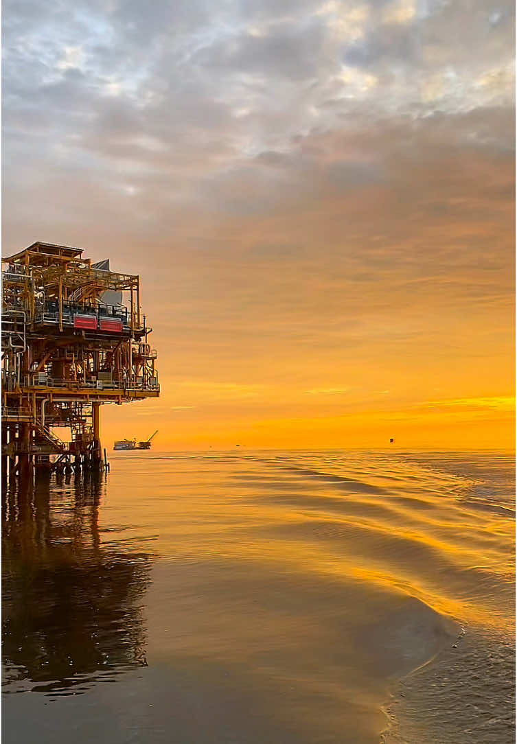 🌅🌅#offshorelife #offshoreindonesia #kacamata #kacamatacool #fyp #viral #offshorewelder #sunset #sunrise #sansetpantai 