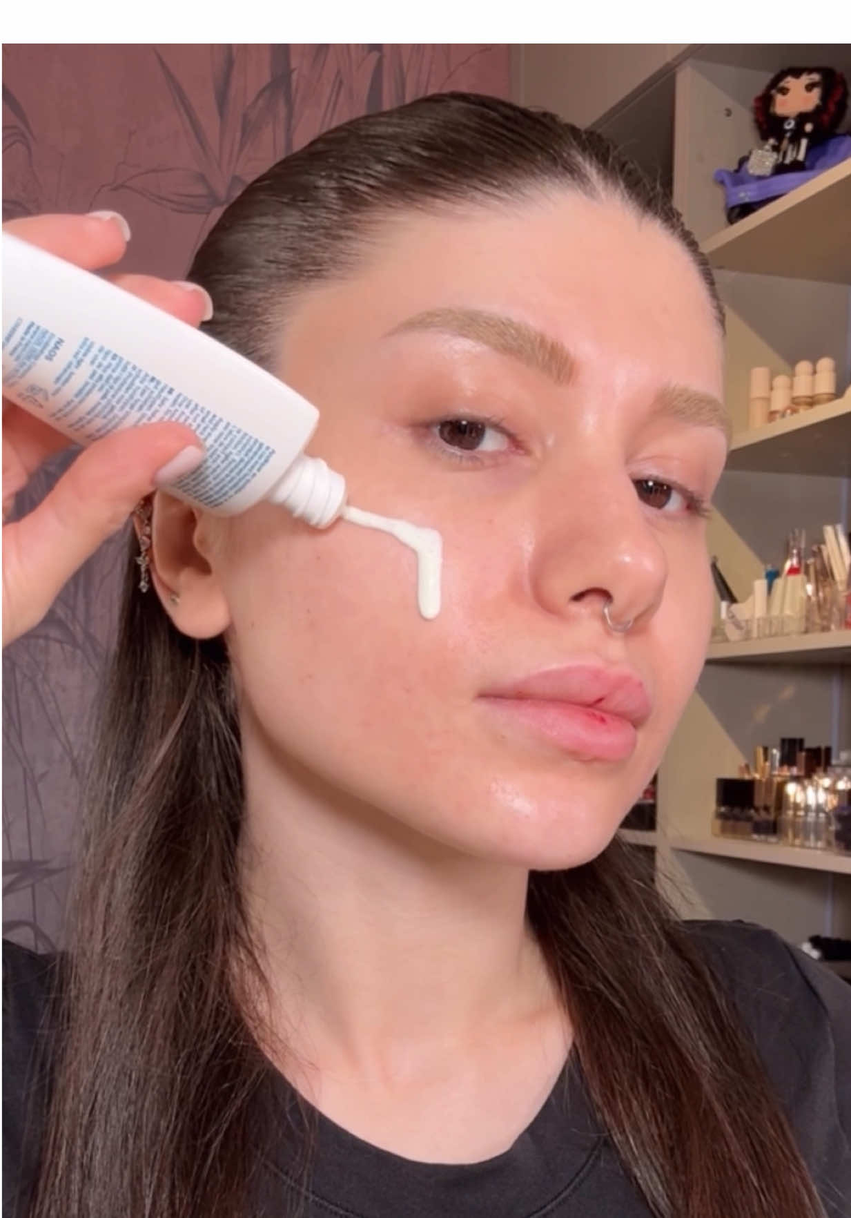 Cildi hem güneşten hem de çevresel faktörlerden koruyan yeni nesil güneş kremi. ⭐️Photoderm XDefense Ultra-Fluid SPF50+ içeriğindeki Mannitol ve yeni nesil antioksidan Anti-OX MAA sayesinde serbest radikallere ve çevresel stres faktörlerine karşı cildi etkin şekilde korur.  ⭐️Antikomedojenik bir formül bu sebeple sivilce oluşumu yapmaz. ⭐️50+ SPF güneş korumasının yanı sıra cildi en uzun UVA ve UVB ışınlarına, mavi ışık ve gözle görünür tüm ışınlara karşı korur. ⭐️Su bazlı, akışkan bir yapıya sahip. Cilt tarafından kolayca emiliyor ve cilt yüzeyinde yağlı bir his ya da ürün hissi bırakmıyor.  ⭐️Renksiz versiyonu uygulama sonrası bir beyazlık bırakmıyor, sür çık bir ürün. ⭐️Renkli versiyonda 3 renk bulunuyor. Videoda kullandığım renk 01 Very Light Rengi. Cildinizde renk eşitliği sağlamak için tercih edebilirsiniz. Üzerine krem bir allık ve kapatıcı ile kullandım ve tenimdeki duruşunu da beğendim. Yaz gelirken yeni nesil, yüksek koruyuculu bir güneş kremi arayışındaysanız bakabilirsiniz. Renkli/Renksiz versiyon konusunda sizin için günlük hayatta hangisi daha pratik olacaksa kişisel seçiminizi buna göre yapmanızı öneririm🫶🏼 #işbirliği #trendyol #GüneşDeyincePhotoDerm #güneşkremi @Bioderma Türkiye 