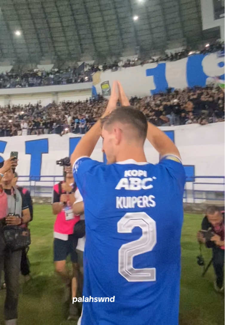 OUR BEST DEFENDER, NICK KUIPERS!💪🏻💙 Bedankt @kuipersnick Hatur nuhun!🌟🌟 #Persib #PersibDay #Bobotoh #BobotohPersib #NickKuipers #HaturNuhun 