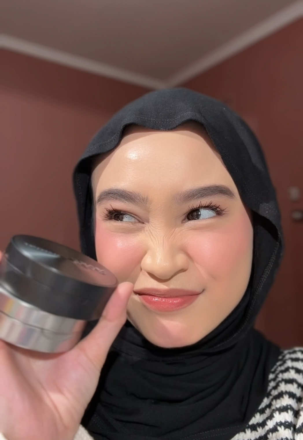 Kalo kalian team semi matte or glowy finish? 🫵🏻😍 #makeover #cushionmakeover #newcushionmakeover @makeoverid 