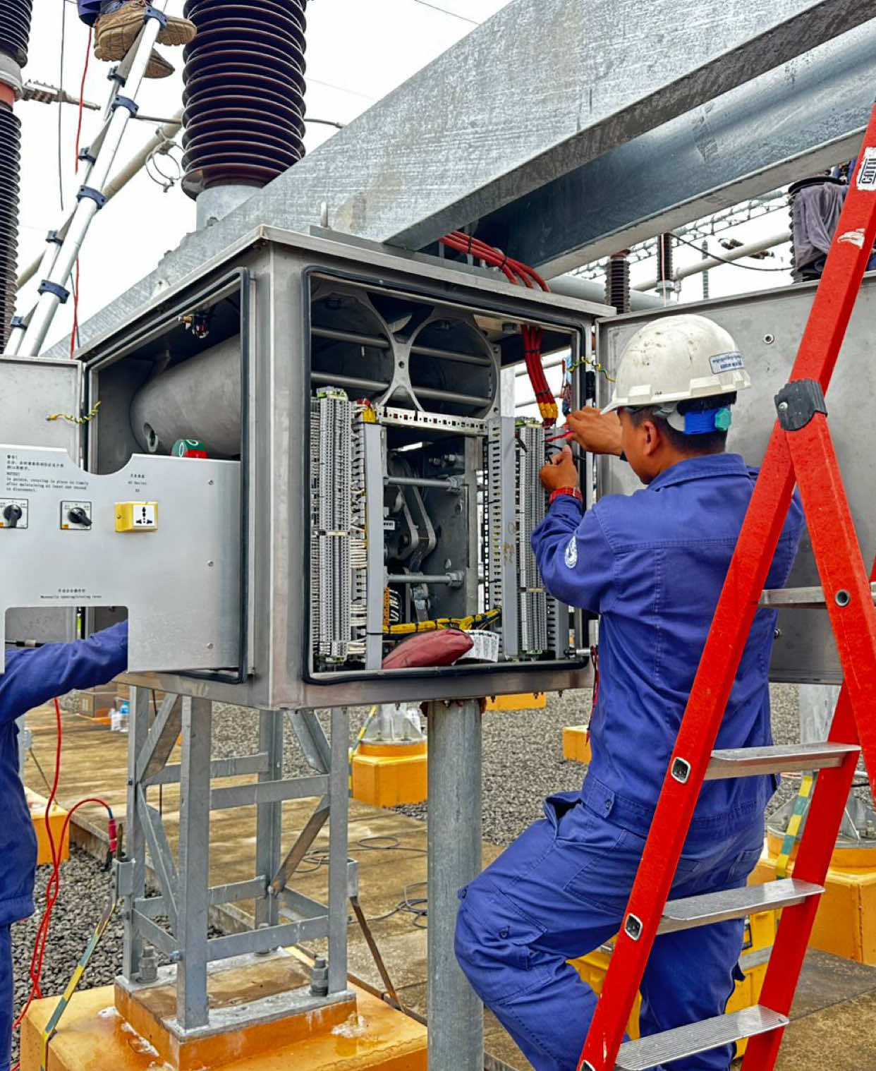 Inspection bay bus couple 212 (230kV). GCB Type: LW58-252(W)-T4000-50, Manufacturer Sieyuan ® SF6 GAS CIRCUIT-BREAKER Year of construction/No.2019.08 Rated voltage U:252kV Rate current I: 4000A Rated operating sequence  O-0.3s-CO-3min Rated pressure of gas at +20°C (gauge )