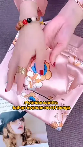 piyama cantik dan nyaman ini!  Didesain dengan motif bunga ungu yang elegan di atas kain lembut berwarna krem, piyama setelan lengan pendek dan celana panjang ini cocok untuk kamu yang ingin tetap stylish bahkan saat beristirahat. Bahannya adem dan ringan, bikin tidurmu makin berkualitas. Yuk, segera miliki koleksi piyama impianmu! 😍  #piyama #bajutidur #homewear #fashion #TikTokFashion #sleepwear #nyaman #cantik #fyp#piyamakekinian #piyamamurah #piyamacantik #piyamamotif #piyamaterbaru 