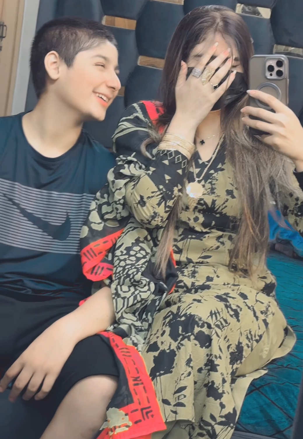 Bht besharm ha ye 🙈❤️🥰@Rabiakhan806 #foryou #foryoupage #fyp #comedey #viralvideo #trending #rabiakhan806 