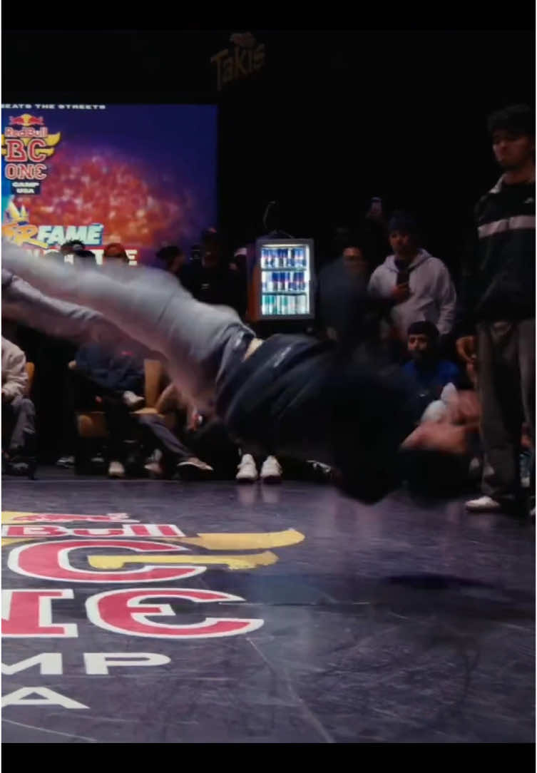 These dides are INSANE🤯🤯🤯 #breakingclips #bboy #sport #dancebattle #dancebattle #hiphop #breakdance #fyp #powermove #dance 