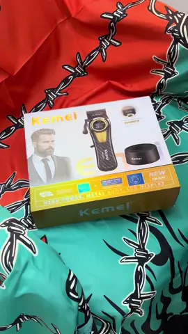 Ciri-Ciri Utama: 	•	Motor Berkelajuan Tinggi: 9000 RPM (putaran per minit), memberikan prestasi pemotongan yang lancar dan efisien. 	•	Bateri Berkapasiti Tinggi: 4500mAh, memberikan masa penggunaan sehingga 220 minit selepas pengecasan penuh. 	•	Paparan LCD Pintar: Menunjukkan status bateri dan tetapan kelajuan, memudahkan pemantauan semasa digunakan. 	•	Reka Bentuk Logam Premium: Reka bentuk ergonomik dengan kemasan bergaya karbon, memberikan rasa kukuh dan profesional. 	•	Port USB untuk Pengecasan: Boleh dicas menggunakan kabel USB yang serasi dengan kebanyakan pengecas telefon, menjadikan ia mudah dan serba boleh. 	•	Kelajuan Boleh Laras (Variable Speed): Terdapat lima pilihan kelajuan untuk keselesaan dan hasil potongan yang diingini. Kesesuaian: 	•	Sesuai untuk pelbagai jenis rambut dan gaya potongan 	•	Boleh digunakan untuk memotong rambut, merapikan janggut, dan pelbagai kegunaan grooming lain #CapCut #fyp #viral #fypシ #affiliate #tiktokshop #barber #kemei #kemei2242 #clipper #shaverkemei #trimmerkemei 