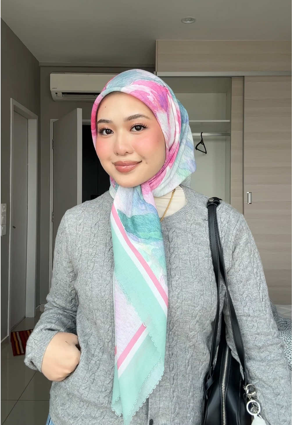 Surprisingly this pressed sunscreen works soooo good as a setting powder as well! My skin jadi FLAWLESS the whole day! Such a good product to have with me all the timee #carslan #carslanmy #carslanpowder #sunscreenpowder #sunscreen #presspowder #waterproof 