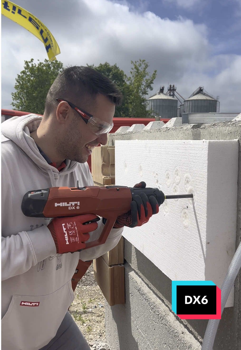 Gyorsítsd fel munkádat a DX 6 lőpatronos szegbeverő készülékkel amely hatékonyságot visz a kivitelezésedbe! Másodpercek alatt rögzíthetsz ✅betonba, ✅acélba  könnyen és egyszerűen.  További információért keresd ügyfélmenedzser kollégáinkat! 🏗️ Te kipróbáltad már? Írd meg kommentben! #hiltihungária #direktrögzítés