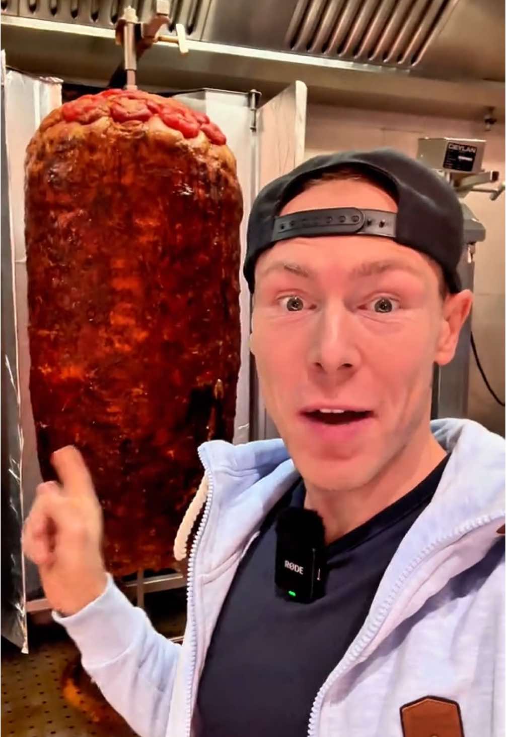 Heute wird Geschichte geschrieben!  Ich bin zurück bei Ali Baba in Augsburg – der berühmteste 2-Kilo-Döner Deutschlands steht wieder vor mir. Aber diesmal will ich mehr: Ich will Rekordzeit schaffen… und dann noch einen zweiten Döner hinterher! Und ihr könnt gewinnen: Wenn ich beide Döner schaffe, verlosen wir einen Ali Baba Gutschein! Was müsst ihr tun? Like, kommentiere & folge uns (Big M & @Ali Baba Kebaphaus Augsburg  #dönerchallenge #augsburg #alibaba #döner #bigmeatsfood #bigm 