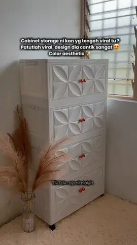 Tak boleh move on betul la dengan cabinet ni, cantik sangat design dia corak timbul macam tu sukanya 😍🖤. Material plastik so kena hati-hati tak boleh letak barang berat  #cabinet #cabinetstorage #cabinetplastic