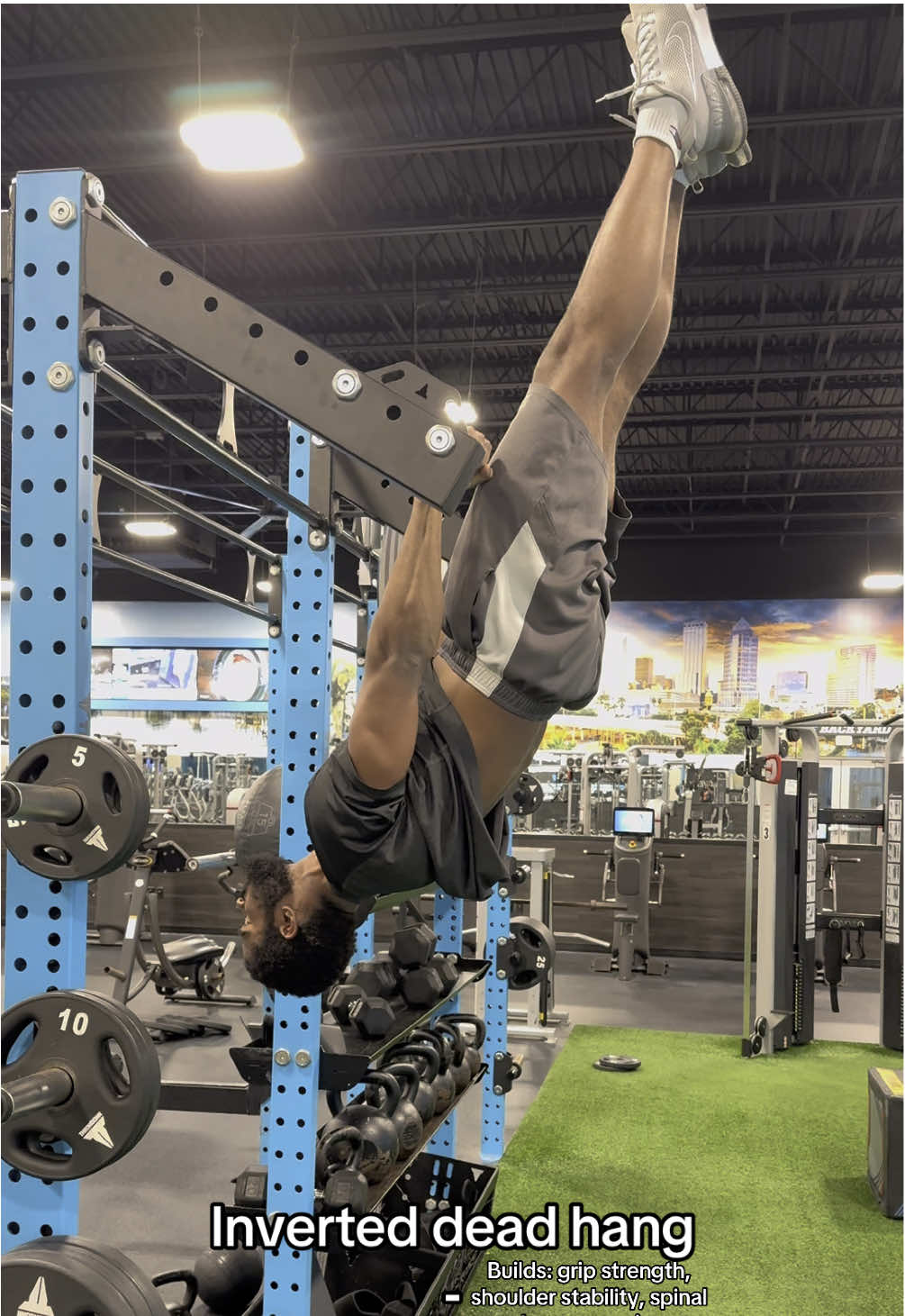 This would be easier on rings but it’s a good way to build shoulder stability for the front lever 🦾 #hangs #calisthenicsworkout #frontlever #skills #training #fyp #progress 