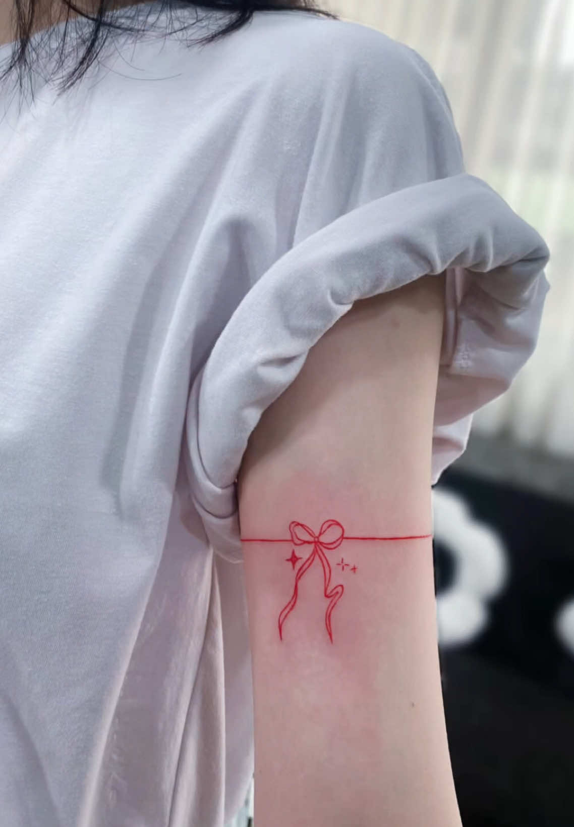 Vòng tay nơ đơn giản mà xinh xinh #tattoobaoloc #tiemxambaoloc #xamhinhnghethuatbaoloc #xamhinhynghia #goiyhinhxam #tattooidea #xamhinhminibaoloc 