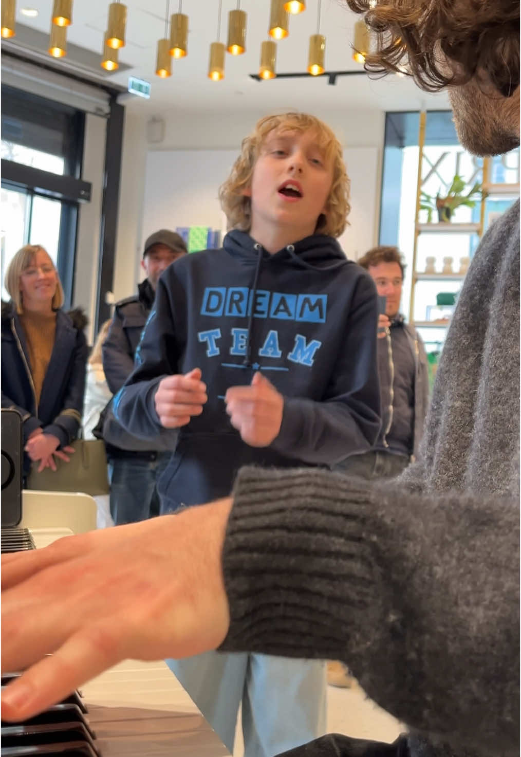 This boy wanted to sing Dernière danse with us..😱  Singer : @loan.thevoicekids10  Violin by @Florian Leonhard Fine Violins  #dernieredanse #indila #violincover #violin #livemusic #publicpiano #singer 