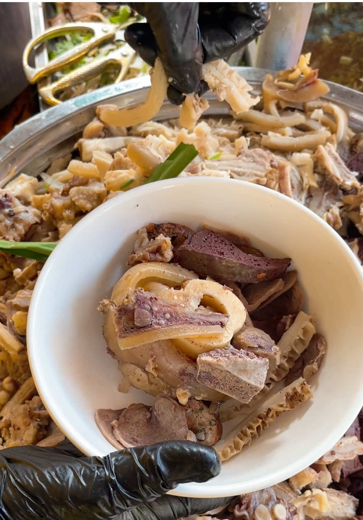 Cháo nóng hổi – Giò mềm – Nạm béo – Lòng giòn Tất cả có mặt trong 1 tô cháo giò bò mix nạm lòng thập cẩm tại Cháo Bò 99! Ngon xuất sắc, khách ăn là tấm tắc khen liền! Còn chờ gì nữa? Kéo team tới ăn và cảm nhận ngay nhé! #chaobo99 #LearnOnTikTok #streetfood #ancungtiktok #xuhuongtiktok #tiktokfood #FoodTok #viral #2025 