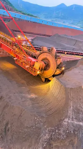 How powerful is the excavator known as a land aircraft carrier?#cementplants #quarries #mines #smelting#metallurgicalindustry #buildingmaterialsindustry#decompressionvideo