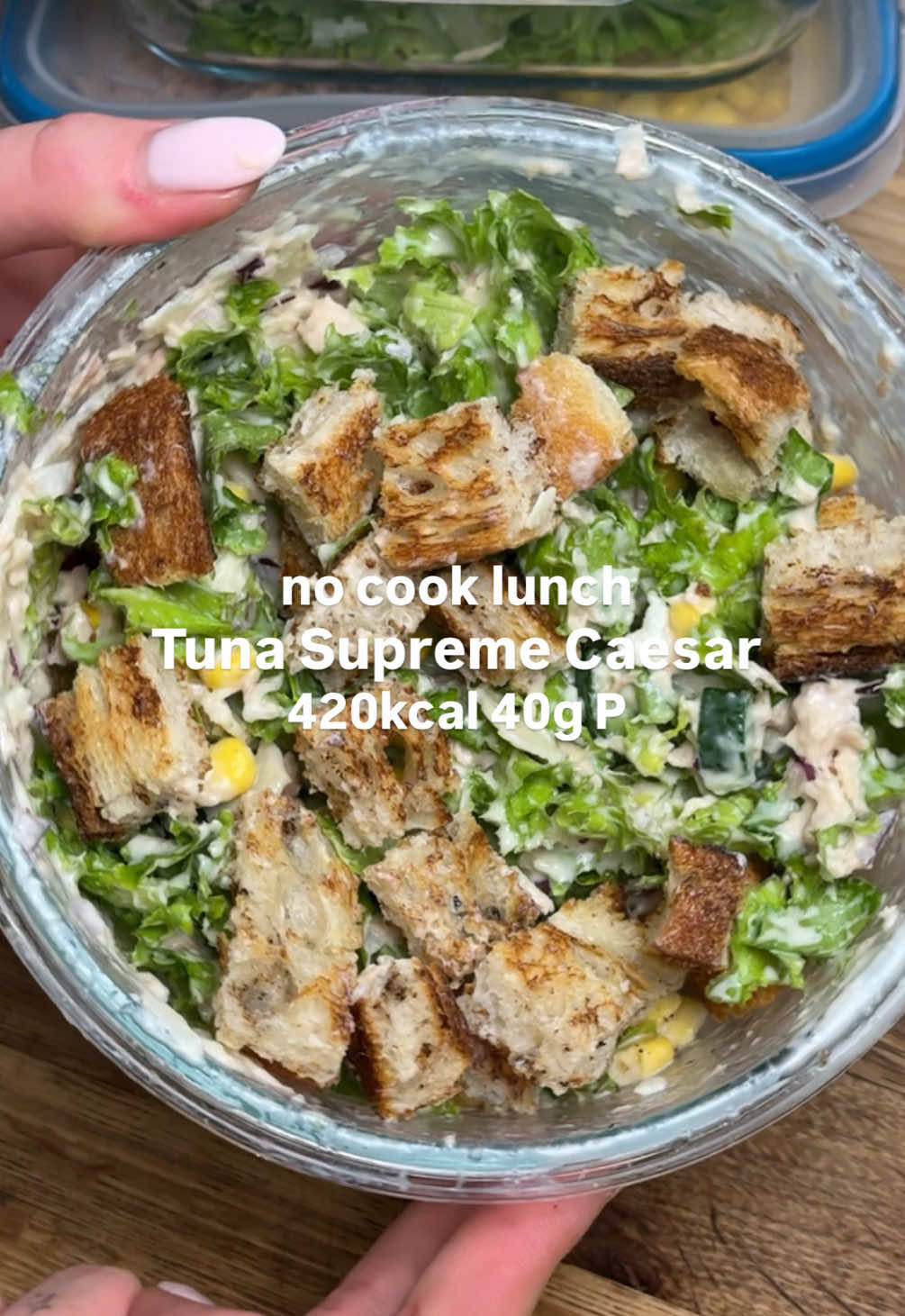 40G PROTEIN NO COOK LUNCH 🥗 Tuna supreme Caesar inspired salad  Approx 420 cals  39g protein  37g carbs  11g fat  Ingredients for 1:  Lettuce of your choice and as much as you want of it  Baby quekes, again, as many as you like  75g Tuna in springwater 28g grana padano  20g red onion  105g corn kernels 47g sourdough toasted fresh Dressing:  50g Greek yogurt  1 garlic clove  5ml Worcestershire  5g Dijon mustard  Lemon juice  Salt and pepper  Leave the dressing and croutons out. Pour and toast fresh on the day for maximum enjoyment 🤝🏼 #highprotein #nocooklunch #lunchideas #mealprep #saladideas #healthyrecipes #nocooking 