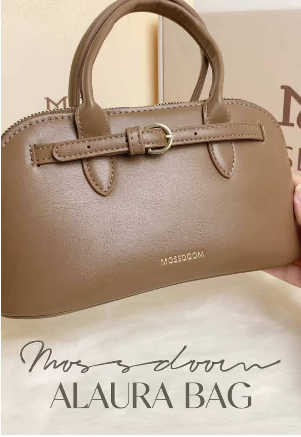 “Unboxing time! 📦✨ Meet Alaura Bag in Brown — tampilannya classy, warnanya warm, dan space-nya super fungsional. Buka kotaknya, langsung jatuh cinta 🤎” #Guncang66 #Guncang66SpesialGajian #PromoGoncang66 #WIBGAJIAN #tasselempang #taswanita #fyp #shoptokopedia #SuperBrandDay #mossdoomindonesia 