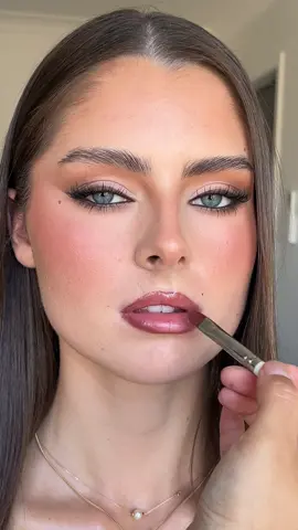 Natural lighting slay 😮‍💨😍 #makeup #makeupartist #bronzedmakeup #glam #makeuptutorial #makeuptips 