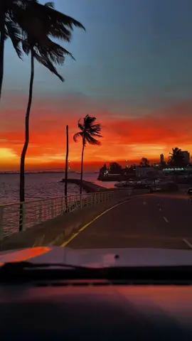 Isto é Moçambique 🇲🇿…. Ontem tive a honra de assistir um dos pôr-de -sol-mais lindos que já vi na vidaaaa. 