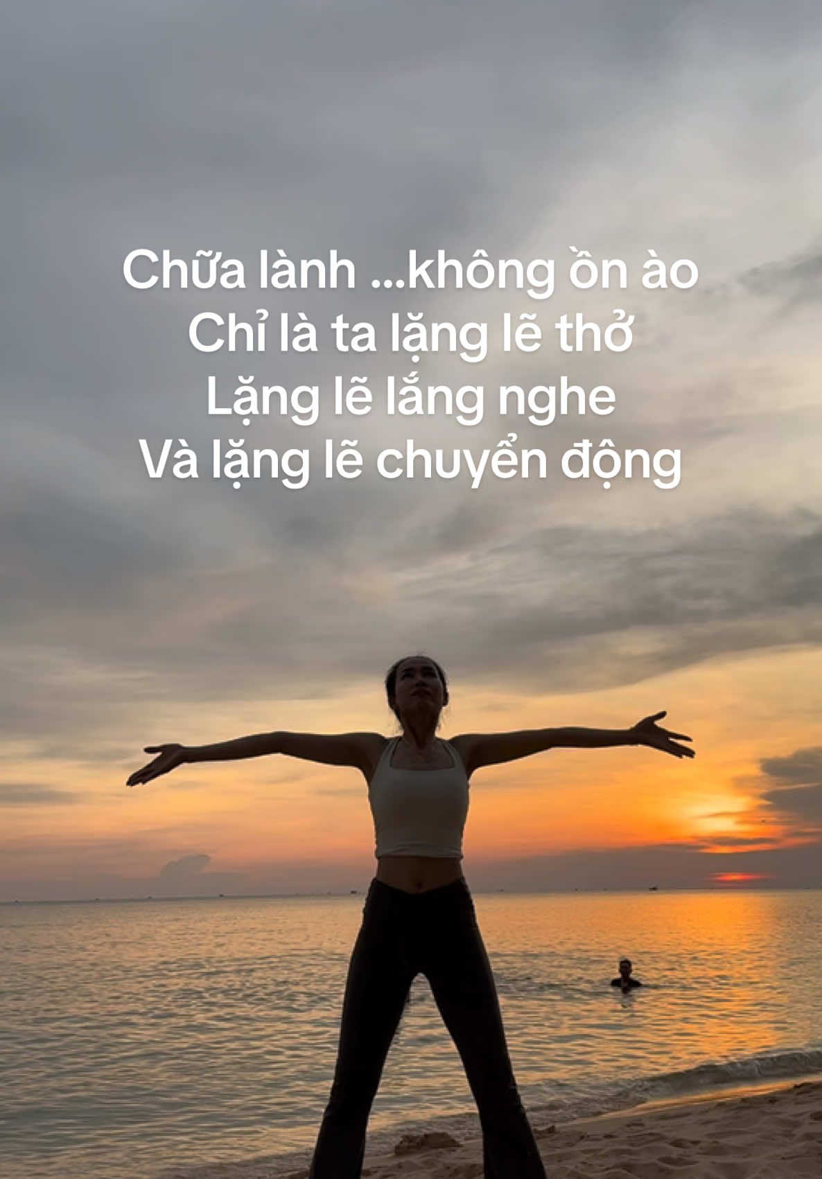 Hít vào thật sâu....và thở ra thật chậm.. Hãy để cơ thể thả lỏng  Từng chuyển động nhỏ- nhẹ nhàng xoay vai, vươn tay, nghiêng người..như những gợn sóng  Hãy để cơ thể được cảm-không cố gắng không ép buộc #healingyoga #yogagirl #chualanh 