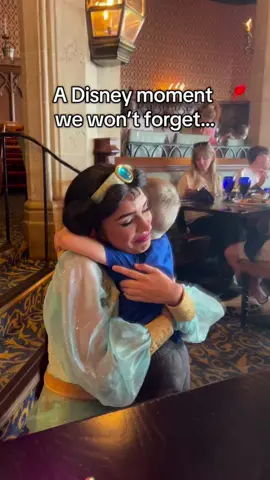 A disney moment we won’t forget…🥹❤️ kids delighted to meet their favorite Disney characters 🥰#baby #babylove #kid #kidsoftiktok #toddler #disneyland #disneyworld #disneycharacters #cute #adorable #Love #usa #wholesome #fyp #foryou 