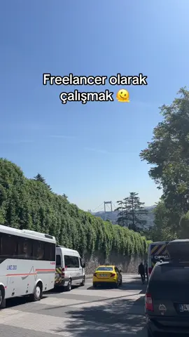 Bir freelancer olarak sık sık mekanlara çalışmak için giderim. Genellikle deniz manzaralı yerler tercih ediyorum çalışırken çok keyifli oluyor tabii ki yaz da geldiği için bu beni daha çok keyiflendiriyor. Ben yaz insanıyım arkadaşlarrr 🫠☀️ Uzaktan çalışmanın avantajlari kadar dezavantajlari da var benim için genel olarak tek çalışırken sıkılmak mesela bir dezavantaj ama bunun yanında da bir çok artısı ve eksisi olarak bahsedilecek şey var. Keyifli ve özgür bir iş ancak tabii ki de zorlukları var belki bununla ilgili ekstra bir video çekerim. Instagram: somefashiontalks  #freelance #freelancer #fashion #fashiondesigner #blog #fashionblogger #design #istanbul #mekanöneri #uzaktançalışma #modatasarım #tasarımcı
