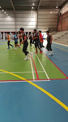 WEH GENGGG!!! SARAWAK MAU MASUKKKK!!! #TeamBolaBalingU18Lelaki Kita bukan datang main-main… kita datang hantar gegaran ke MSSM! Lengan dah padu, semangat dah ON, strategi kasi makan lawan! Anak Sarawak tak gentar. Keringat turun, semangat naik! Dari hutan Borneo ke gelanggang MSSM – kami buktikan kami wira sejati! DOAKAN KAMI GENG! Kami bukan hanya bawa bola… Kami bawa harapan negeri, maruah tanah kelahiran! #RoadToMSSM #SarawakPower #AnakBorneoGegarMSSM #BolaBalingKitaPunya #WiraU18 #NextLevelUnlocked #JanganMainSarawak 