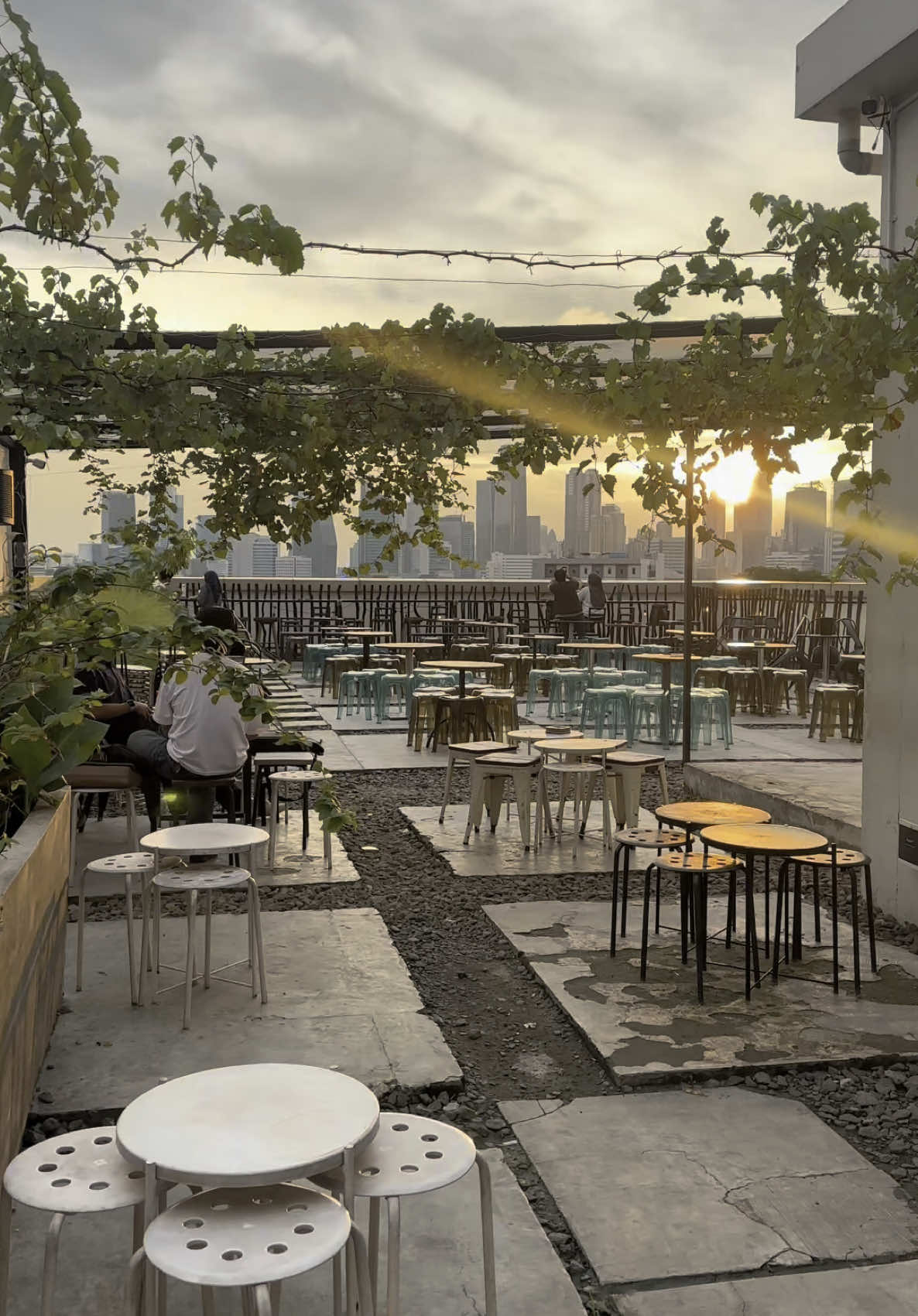 Magis senja di hari ini  Hadiah Tuhan untuk umat nya  #rooftop #senja #sunset #tempatnongkrong #ngopisenja #ngopisenja #citylight #tebet #coffeesenja 