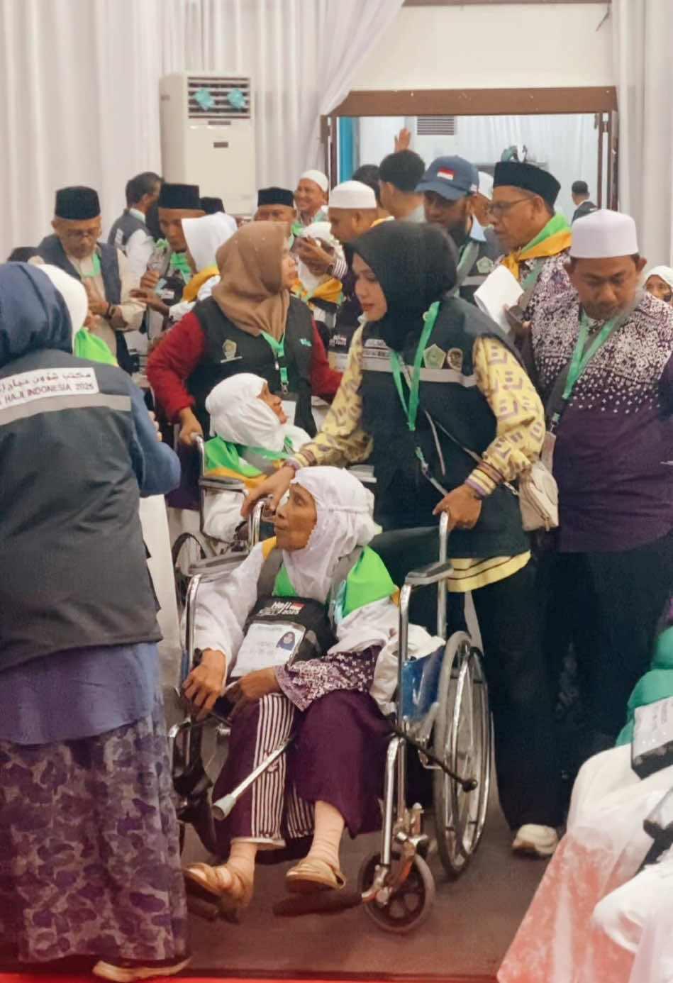 Penyerahan dokumen dan pemeriksaan kesehatan jemaah haji Aceh kloter 05 di Asrama Embarkasi Aceh, Banda Aceh, Rabu (21/5/2025). #haji 