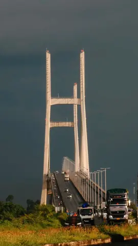 Bạn thức dậy và thấy mình đang ở nhà, ngày ngủ 8 tiếng, ăn cơm ngày 3 bữa, thỉnh thoảng nghe tiếng của ba mẹ và các em, trong lòng bình yên, vô lo vô nghĩ... #dongthap #caucaolanh #goccuacham #canhdep #myym #cinematic  🎥 Trung Quân