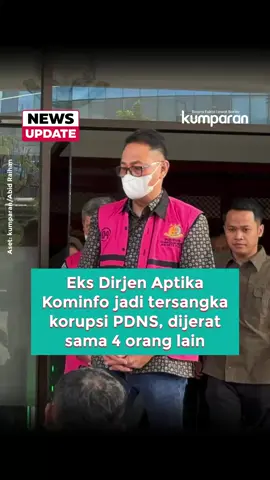 Kejaksaan Negeri Jakarta Pusat menetapkan lima tersangka dalam kasus dugaan korupsi proyek Pusat Data Nasional Sementara (PDNS), termasuk mantan Direktur Jenderal Aplikasi Informatika Kementerian Komunikasi dan Informatika (Kemkominfo) periode 2016–2024, Samuel Abrijani Pangerapan. Kasus ini bermula dari penerbitan Perpres Nomor 95 Tahun 2018 yang mengamanatkan pembentukan Pusat Data Nasional (PDN) sebagai bagian dari Sistem Pemerintahan Berbasis Elektronik (SPBE). Namun, pada 2019, Kemkominfo justru membentuk PDNS yang tidak sesuai dengan amanat Perpres tersebut. Pelaksanaan PDNS diduga direkayasa agar bergantung pada pihak swasta, yang membuka peluang terjadinya kolusi dan pengaturan pemenang tender. Para tersangka, termasuk Samuel dan Bambang Dwi Anggono, diduga menerima kickback dan suap dari proyek ini. Dengan pagu anggaran hampir Rp 1 triliun dari 2020 hingga 2024, negara disebut mengalami kerugian hingga ratusan miliar rupiah. Seluruh tersangka langsung ditahan usai pemeriksaan, meski hingga kini belum ada pernyataan resmi dari pihak mereka. 📸: Dok. kumparan/Abid Raihan. Follow WhatsApp Channel kumparan untuk dapat Informasi terpercaya dikirim langsung ke WhatsApp kamu. Ketik kum.pr/WAchannel di browser kamu sekarang, agar bisa share informasi tanpa ragu. #newsupdate #update #news #vidol #kominfo #kemkominfo #korupsi #korupsiPDNS #kasuskorupsi #suap #info #beritaterkini #berita #infoterkini #bicarafaktalewatberita #kumparan